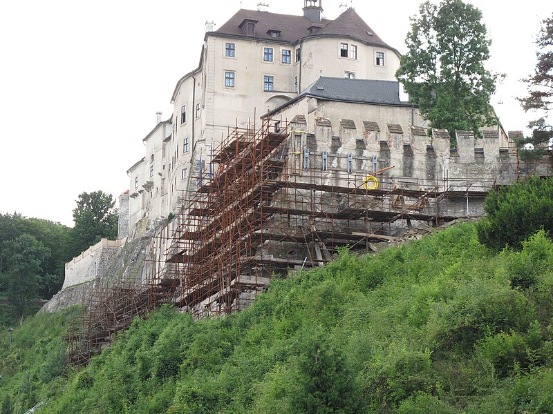 File:Opevnění hradu Český Šternberk v opravě.JPG