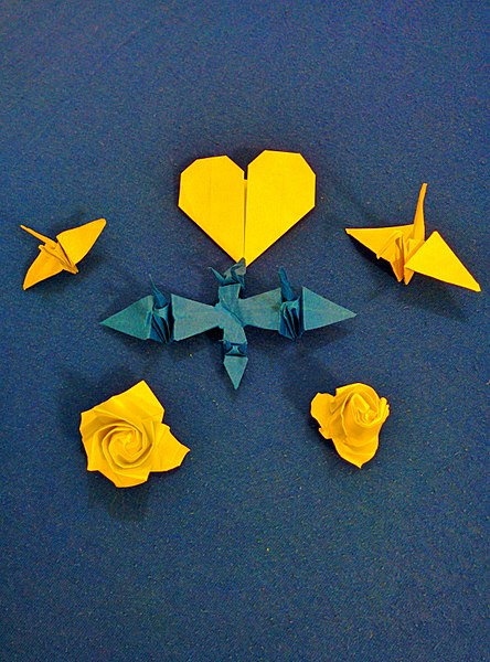 File:Origami-cranes-tobefree-20151223-222728-02.jpg