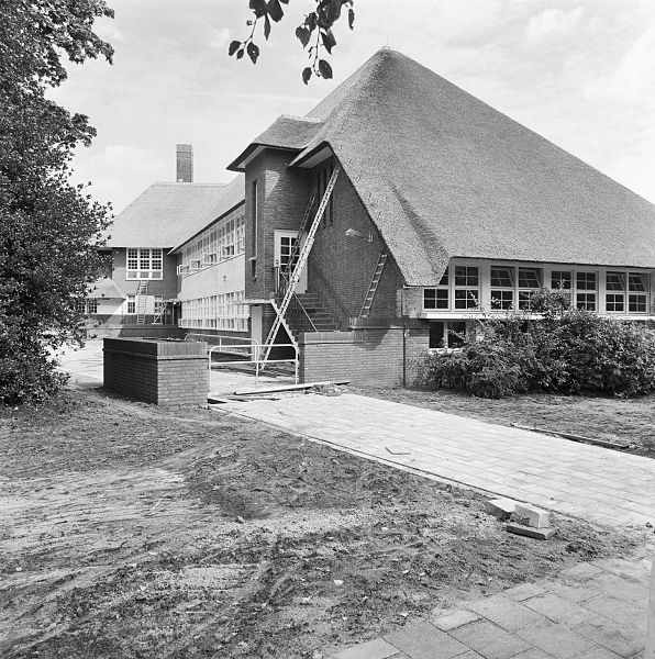 File:Overzicht school met rieten dak - Hilversum - 20347036 - RCE.jpg