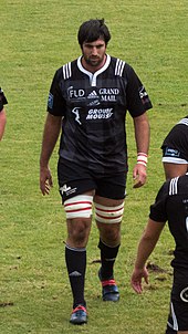 Un jugador de rugby mirando hacia adelante, caminando.