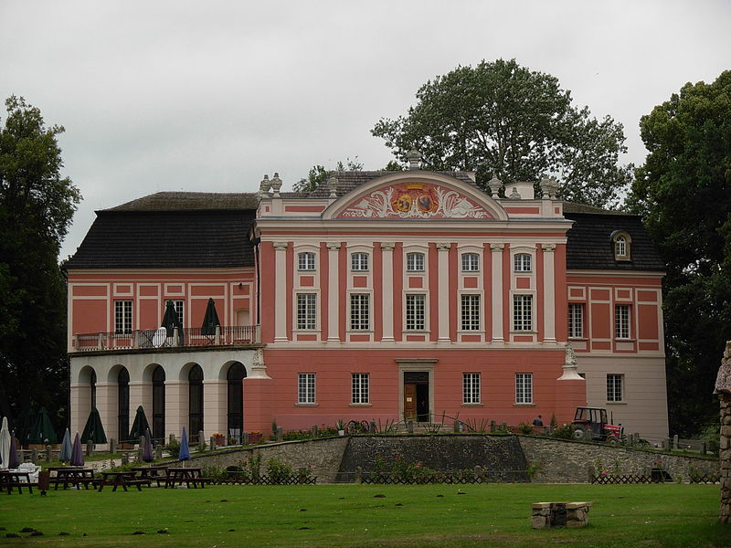 File:Palace in Kurozweki - 01.JPG