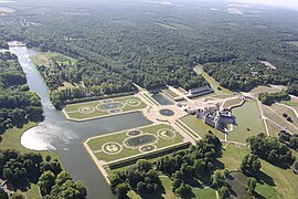 Le château de Chantilly dans son parc.