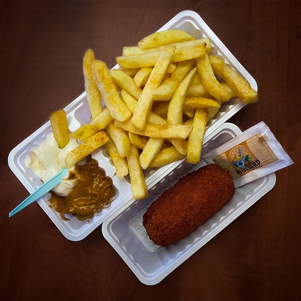 Patatje Oorlog, fries served with peanut sauce and mayonnaise