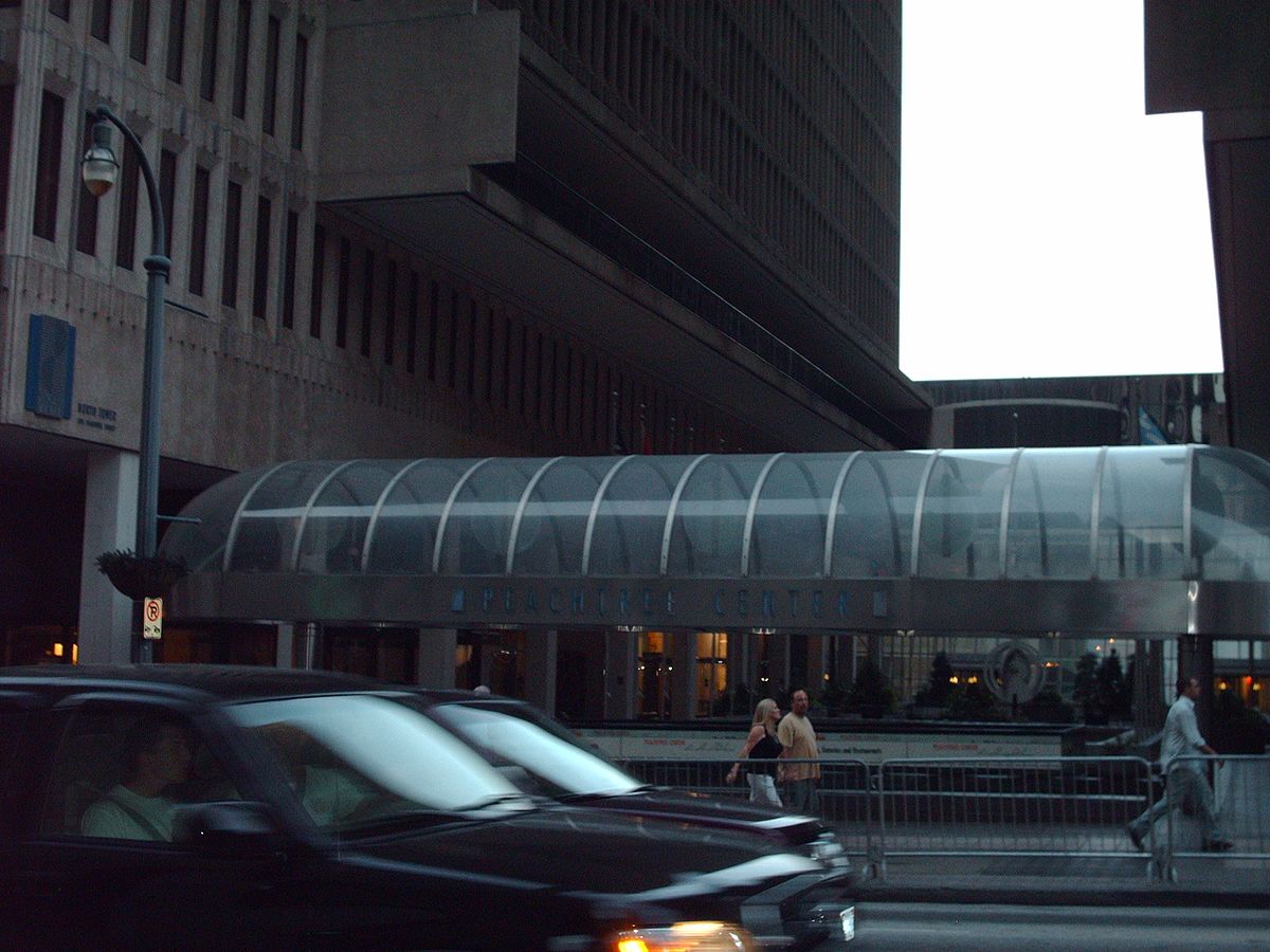 https://upload.wikimedia.org/wikipedia/commons/thumb/4/4d/Peachtree_Center_Mall.jpg/1200px-Peachtree_Center_Mall.jpg