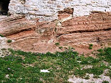 שכבות סלע גיר ורוד בקרבת אסיזי באיטליה