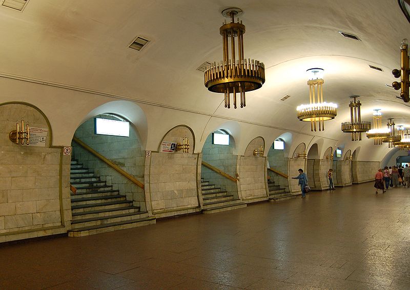 File:Ploscha Lva Tolstogo metro station Kiev 2010 04.jpg