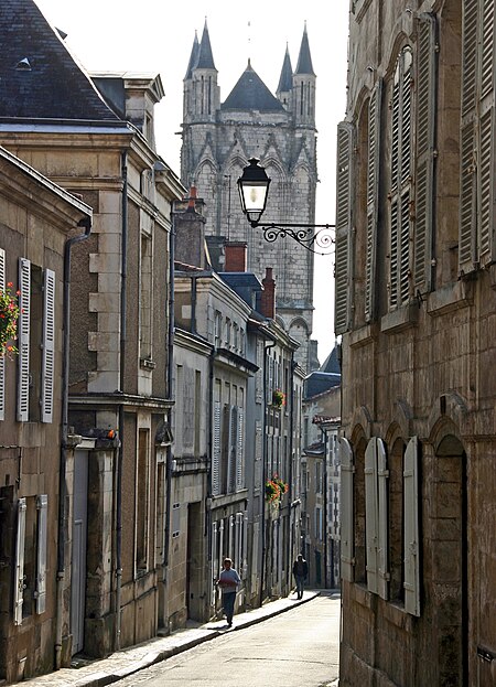 Tập_tin:Poitiers-118-Strasse_zur_Kathedrale-2008-gje.jpg