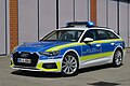 Polizeifahrzeug aus Rheinland-Pfalz von 2020, in neongelber und verkehrsblauer Farbgebung