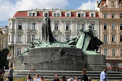 Jan Husin muistomerkki Prahan vanhankaupungin aukiolle, pystytetty vuonna 1915 Ladislav Shalounin hankkeen mukaan