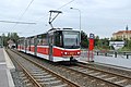 Čeština: Vůz tramvaje evidenční číslo 9051 v zastávce Vychovatelna v pražské Zenklově ulici.