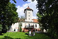 Blick auf den Wehrturm im Westflügel