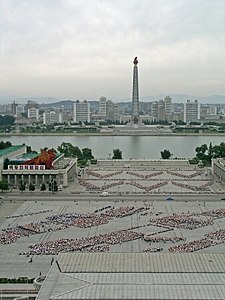 מבט מכיכר קים איל סונג שמעברו השני של נהר טאדונג לעבר המגדל