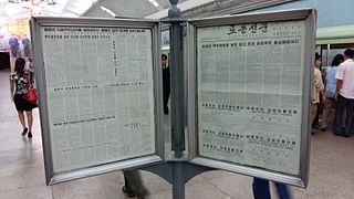 Ngày 9 tháng 9 năm 2015 một số tờ báo trên giá treo ở Ga Puhŭng Station.