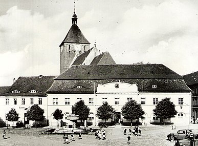 Площадь перед ратушей (довоенное фото)