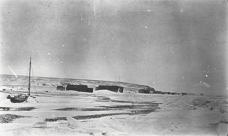 File:R.N.W.M.P. barracks at village on Herschel Island (43210).jpg