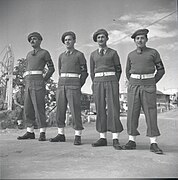 שוטרים צבאים עם חותלות לבנות (spats) כחלק ממדי א', 1948.