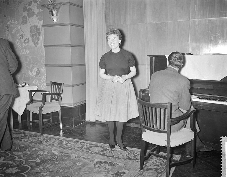 File:Repetities voor de Finale van het Nationaal Songfestival 1960 in Hilversum, Gree, Bestanddeelnr 910-9971.jpg