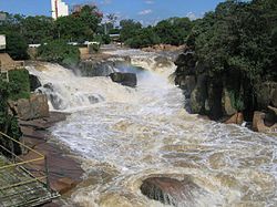 Vista do rio Tietê, através da barragem de Salto