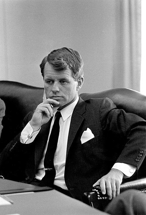 Robert F. Kennedy in het Witte Huis toen hij minister van Justitie was tijdens het presidentschap van Lyndon B. Johnson. (1964)