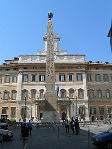 Vista da fachada com o Obelisco de Montecitório em primeiro plano