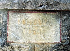 Enseigne gravée et scellée dans le mur entourant les vignes de la Romanée Conti