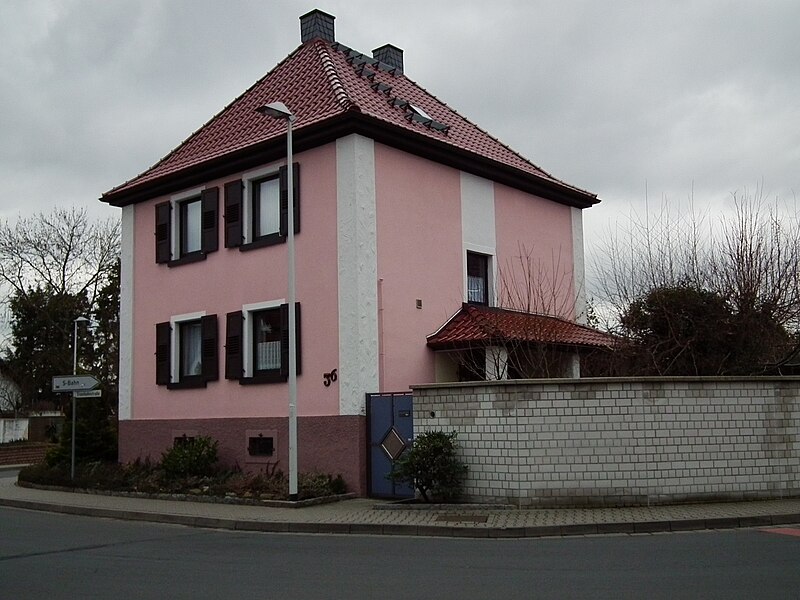 File:Rosa Wohnhaus in Jügesheim.JPG