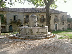 An old palace and the fountain of Roscigno Vecchia. Roscigno Vecchia-2.JPG