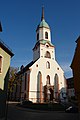 Evangelische Stadtkirche St. Marien mit Ausstattung, Kirchplatz mit Treppe vor dem Kirchturm und Luthereiche sowie Pflasterung und weiterer Treppe im Südosten