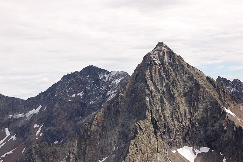 File:Roter Knopf, Glödis, Talleitenspitze vom Debantgrat c.JPG