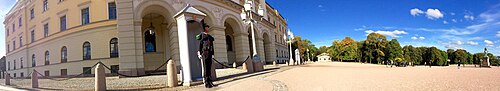 Gardist på vakt foran Slottet.Foto: Fordreid panoramabilde, 2015