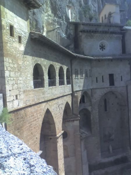 File:Sacro Speco di Subiaco.jpg