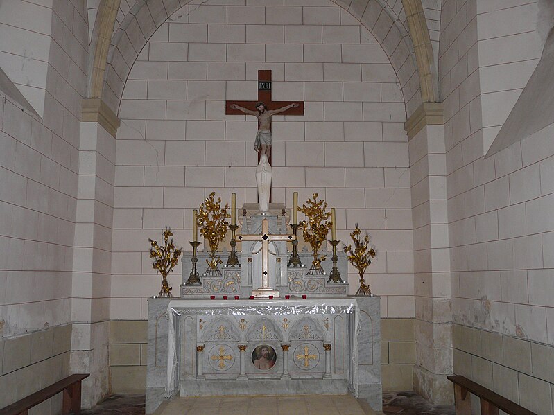 File:Saint-Sauveur (Dordogne) église autel.JPG