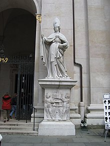 Statuo de Sankta Virgilio ĉe la katedralo de Salcburgo