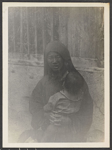 File:Salar wife and baby from Xunhua.jpg