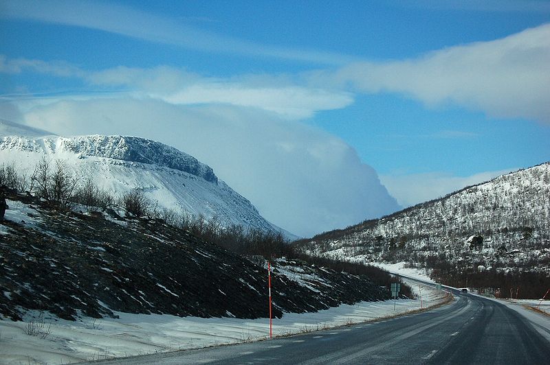 ファイル:Scenery along European route E10 in Kiruna.jpg