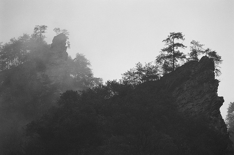 File:Scenery in Zhangjiajie (29341021574).jpg