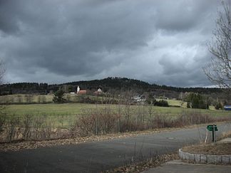 Blick vom Grenzübergang Schönberg/Vojtanov (D/CZ; B 92/S21) nordwestwärts auf Schönberg und zum Kapellenberg
