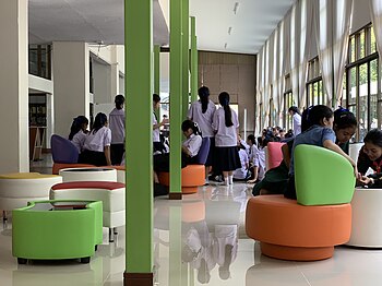 Schoolers_Inside_Samakkhi_Witthayakhom_School_Library.jpg