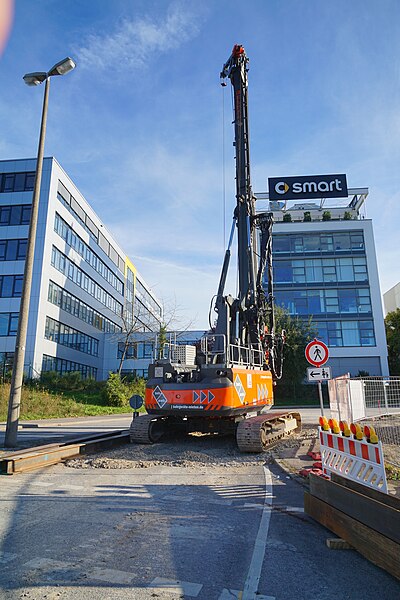 File:Sennebogen SR25 an der Brücke Böblinger Str. - Sindelfinger Str. 02.jpg