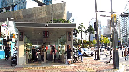 Seoul metro Hapjeong station entrance 8 20191022 081720