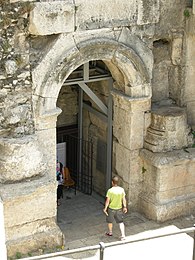 השער הרומי שנבנה בפקודת הקיסר הדריאנוס במאה השנייה לספירה, ליד שער שכם