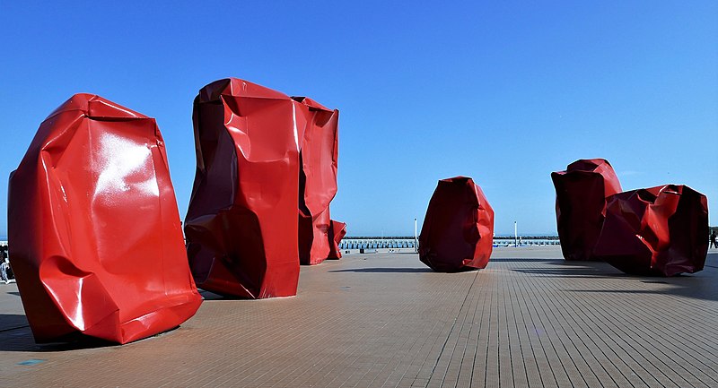 File:Skulptur "Rock Strangers" in Ostende (Oostende Belgien) von Arne Quinze, 09-2020.jpg