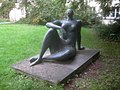 Liegende, Skulptur von de:Fritz Nuss, Bronze, Stuttgart-West, Senefelderstraße 51, Gesundheitsamt (Hof).