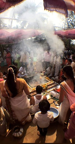 File:Somvati Mahayag at Veerabhadra Devathan Vadhav in presence of Balyogi Om Shakti Maharaj. 08.jpg