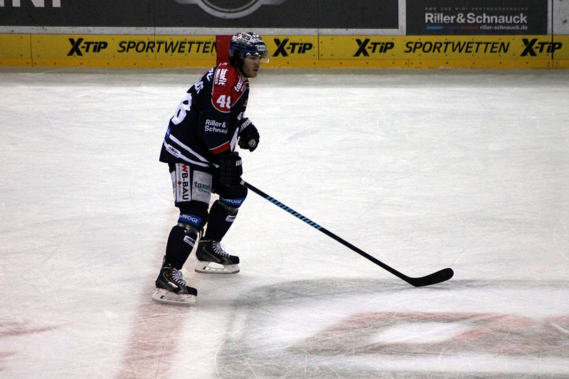 File:Spieler Julian Talbot Eisbaeren Berlin O2-World Berlin 15-02-2015 cc by denis apel 2.jpg