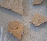 טביעות חותם עגולה של הלגיון העשירי פרטנסיס שהתגלתה בבית היוצר של הלגיון בגבעת רם, מוצגת היום בבנייני האומה בגבעת רם