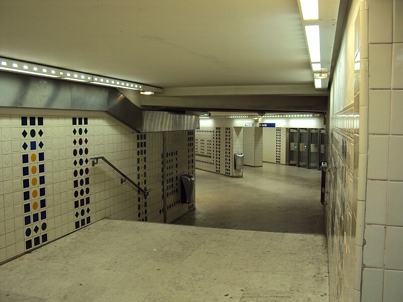 File:Station Franklin Roosevelt Paris - fresques du couloir de correspondance ligne 1 ligne 9 - juin 2012 (2).jpg