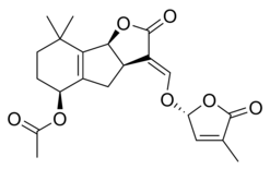 Struttura chimica e numerazione dell'acetato di strigile