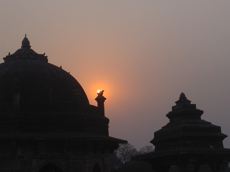 File:Sunset in the tomb.jpg