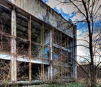 Piscină Clădirea 2 (afară) -Pripyat.jpg